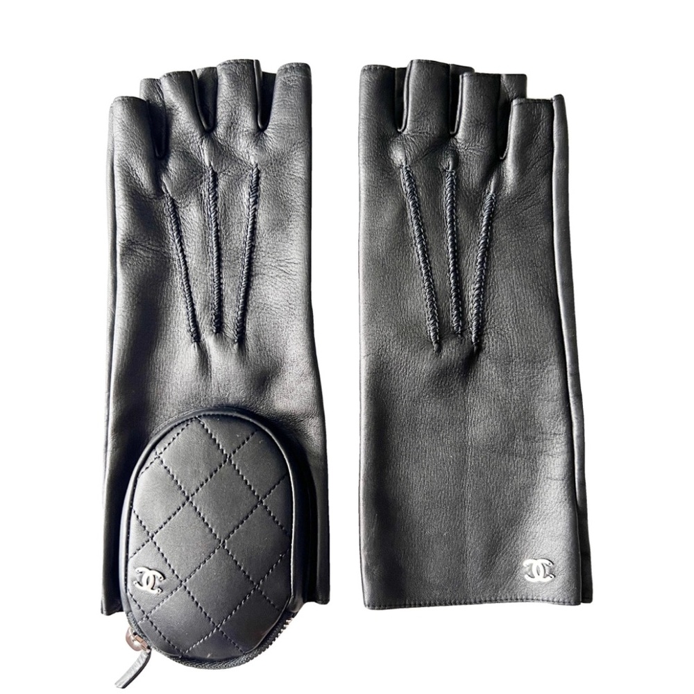 Brand new Chanel fingerless leather gloves with pouch size 7.5